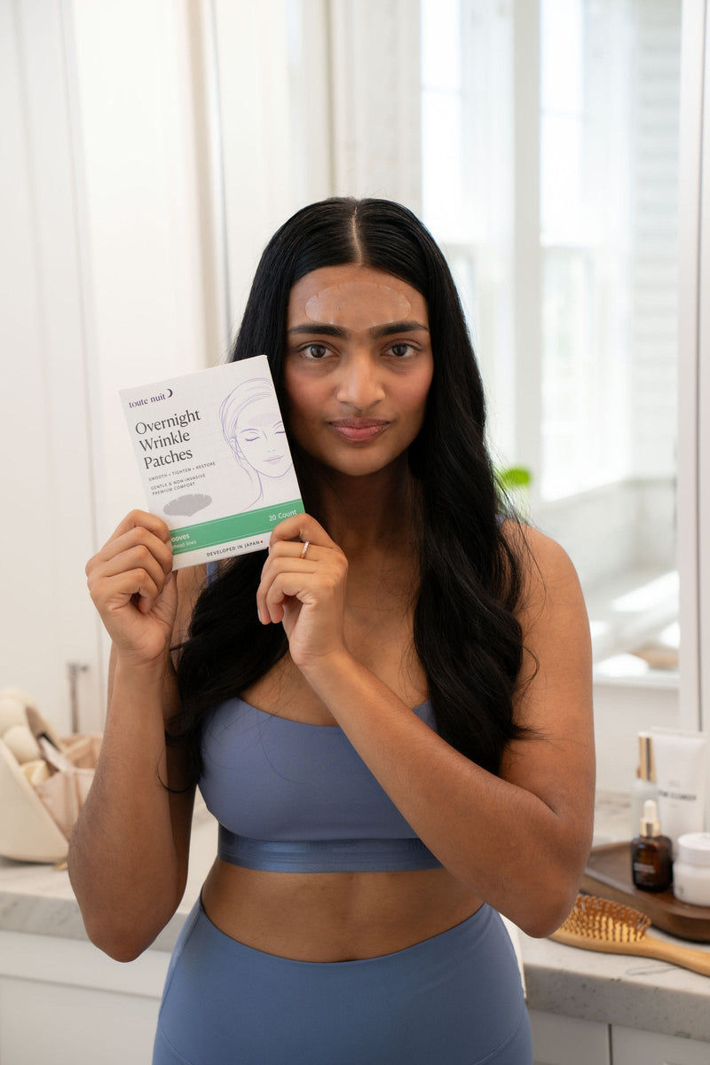 Woman holding a Toute Nuit pack during her night routine